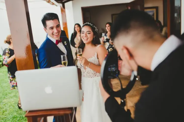 Pareja leyendo documentos