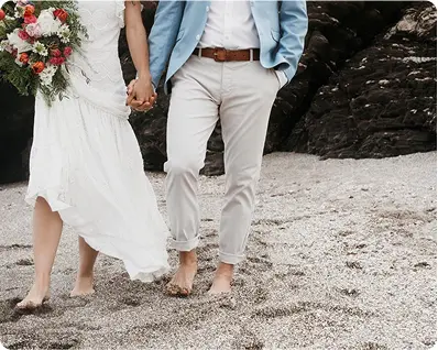 Pareja de novios en la playa