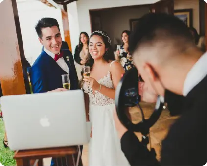 Pareja de novios en la playa