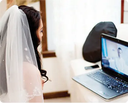 Pareja de novios en la playa