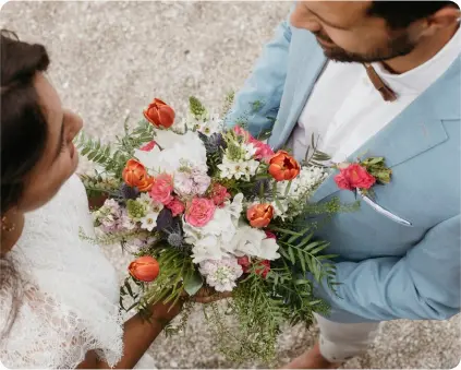 Pareja de novios en la playa